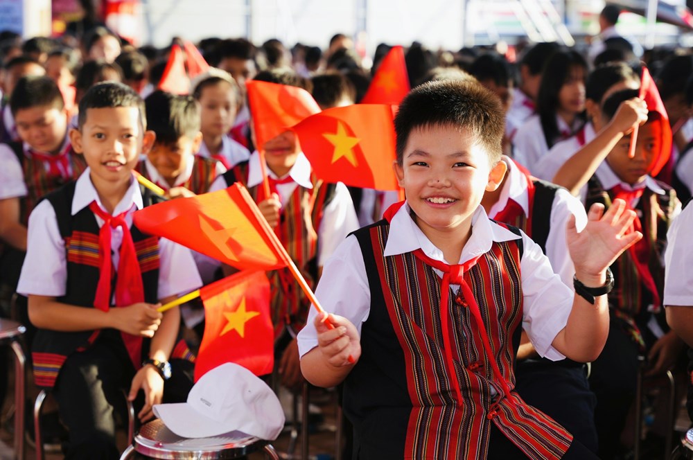 Học sinh các xã biên giới A Lưới rộn ràng đến trường mới trong ngày khai giảng - ảnh 3