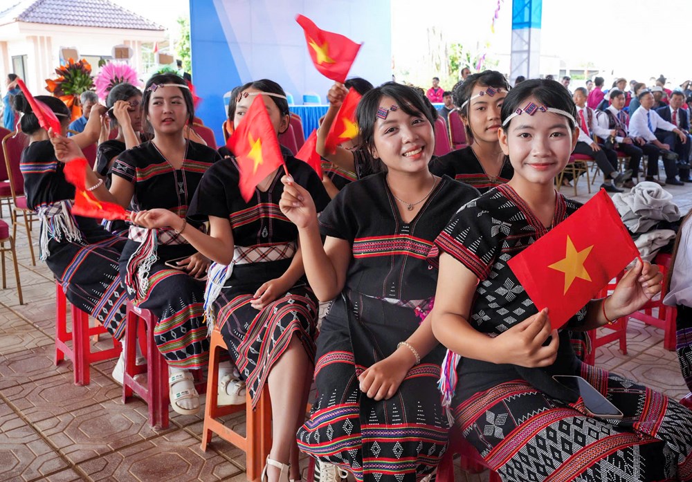 Học sinh các xã biên giới A Lưới rộn ràng đến trường mới trong ngày khai giảng - ảnh 7