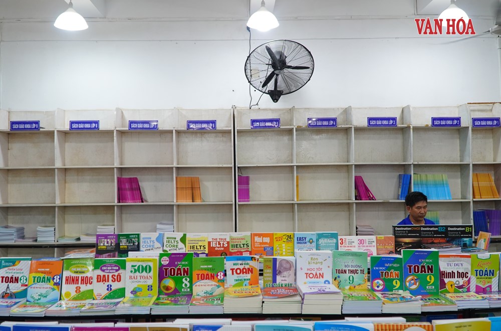 Huế: Có chính sách cấp phát miễn phí, vì sao phụ huynh vẫn “săn” SGK? - ảnh 1
