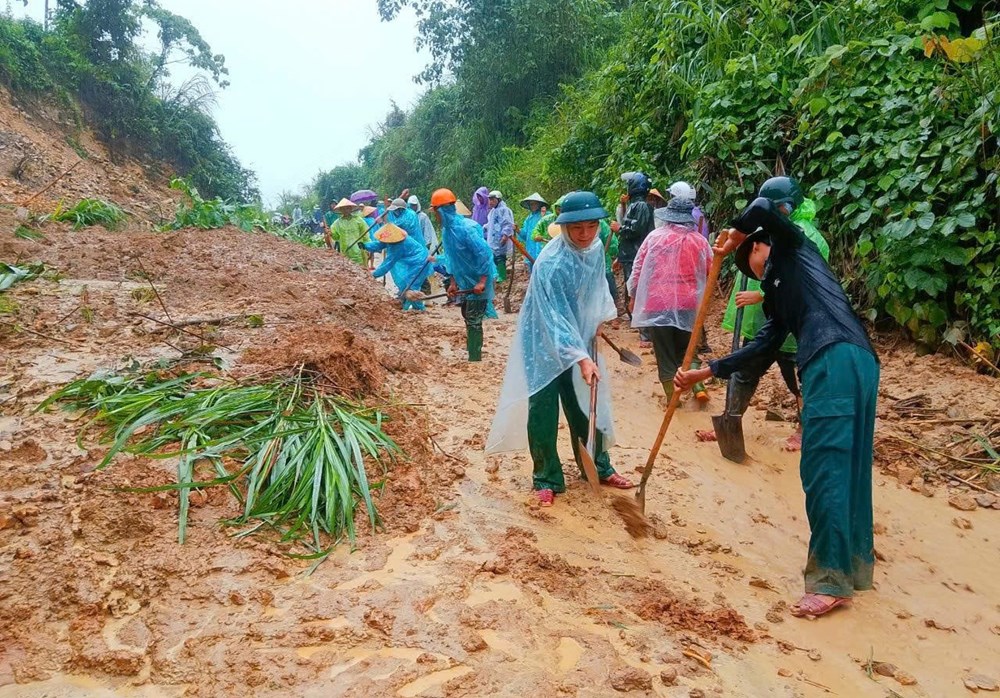 Huế: Khẩn trương khắc phục sạt lở, bảo đảm đi lại cho người dân miền núi - ảnh 1