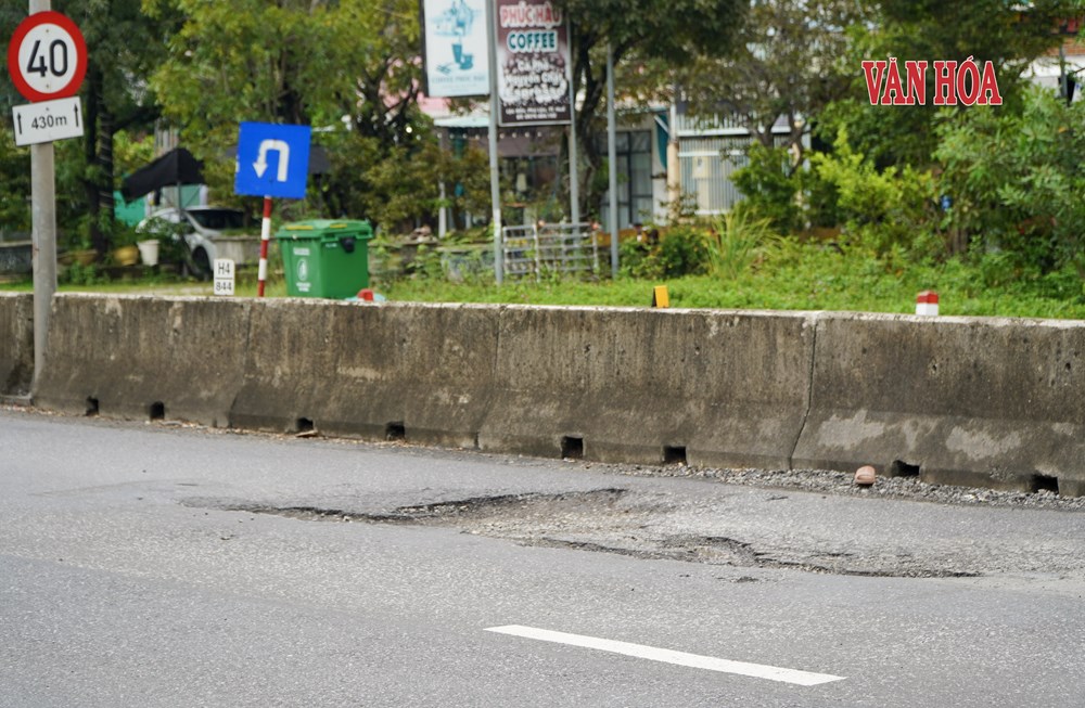 Mới đầu mùa mưa, mặt đường Quốc lộ 1 qua Huế đã xuất hiện nhiều ổ gà - ảnh 5