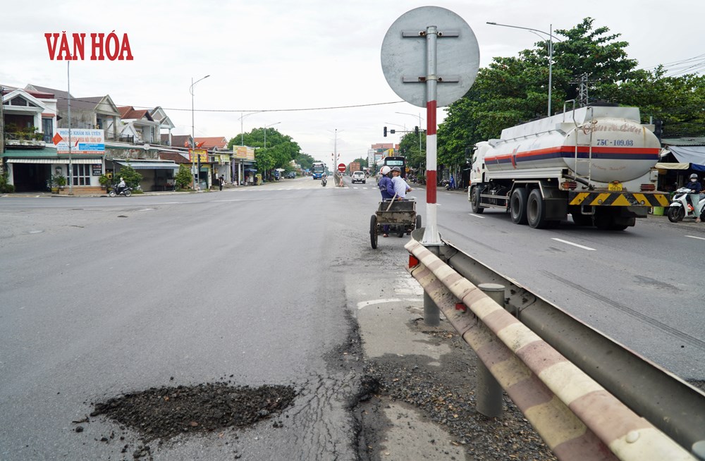 Mới đầu mùa mưa, mặt đường Quốc lộ 1 qua Huế đã xuất hiện nhiều ổ gà - ảnh 4