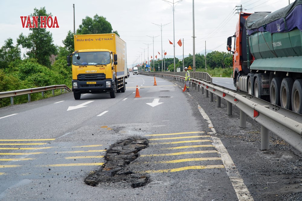 Mới đầu mùa mưa, mặt đường Quốc lộ 1 qua Huế đã xuất hiện nhiều ổ gà - ảnh 6