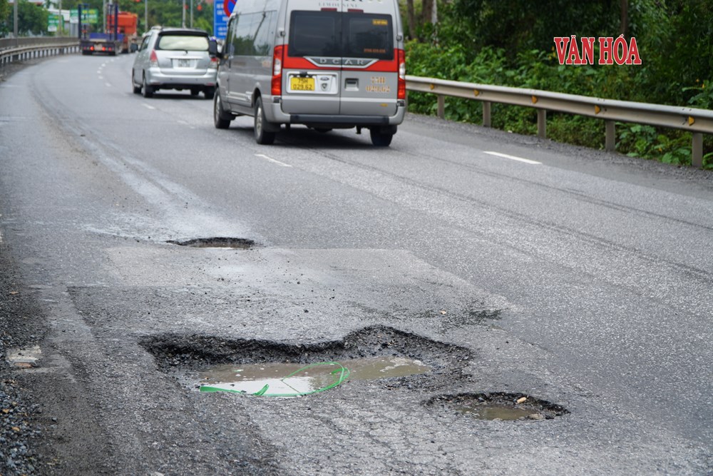 Mới đầu mùa mưa, mặt đường Quốc lộ 1 qua Huế đã xuất hiện nhiều ổ gà - ảnh 2