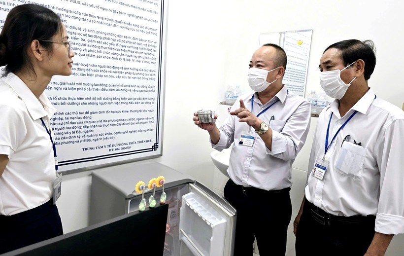 Sở Y tế TP. Huế kiểm tra bếp ăn tập thể tại các doanh nghiệp - ảnh 2