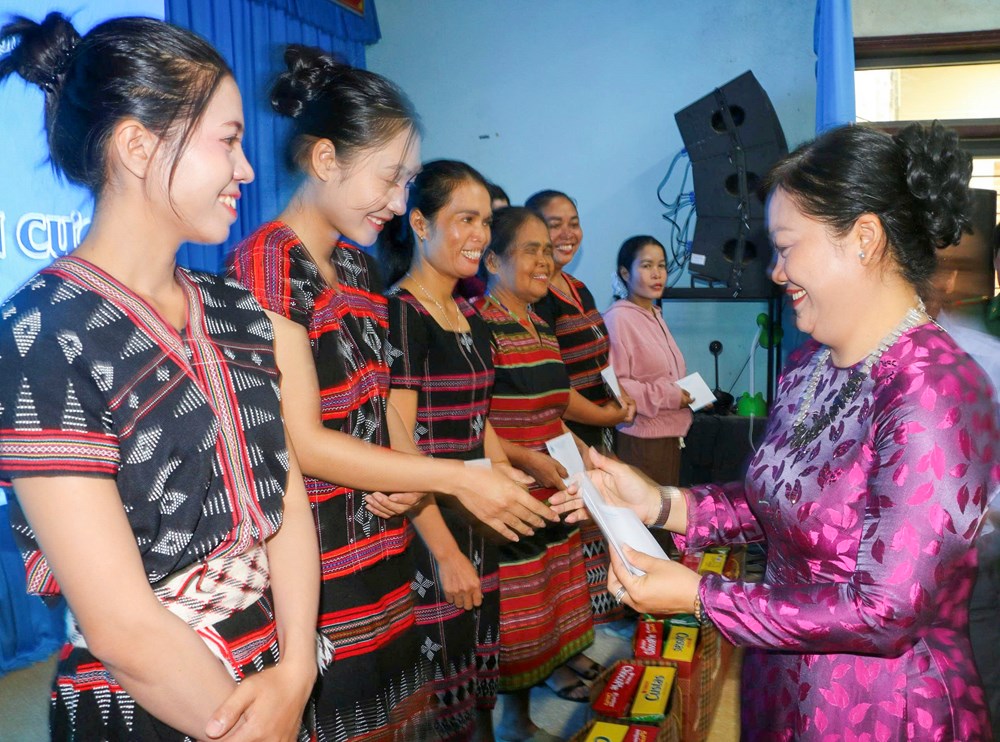 Trao sinh kế hỗ trợ phụ nữ vùng biên A Lưới thoát nghèo - ảnh 1