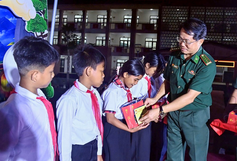 Vui hội trăng rằm cho trẻ em ở xã biên giới A Lưới 4 - ảnh 2