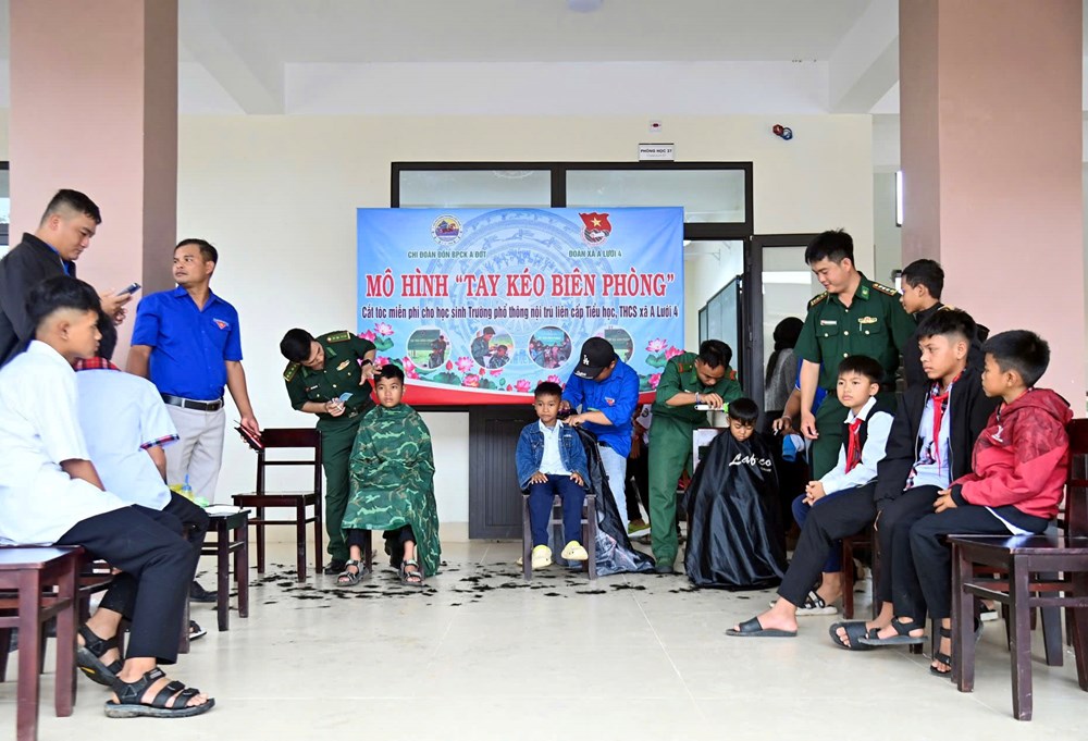 Vui hội trăng rằm cho trẻ em ở xã biên giới A Lưới 4 - ảnh 3