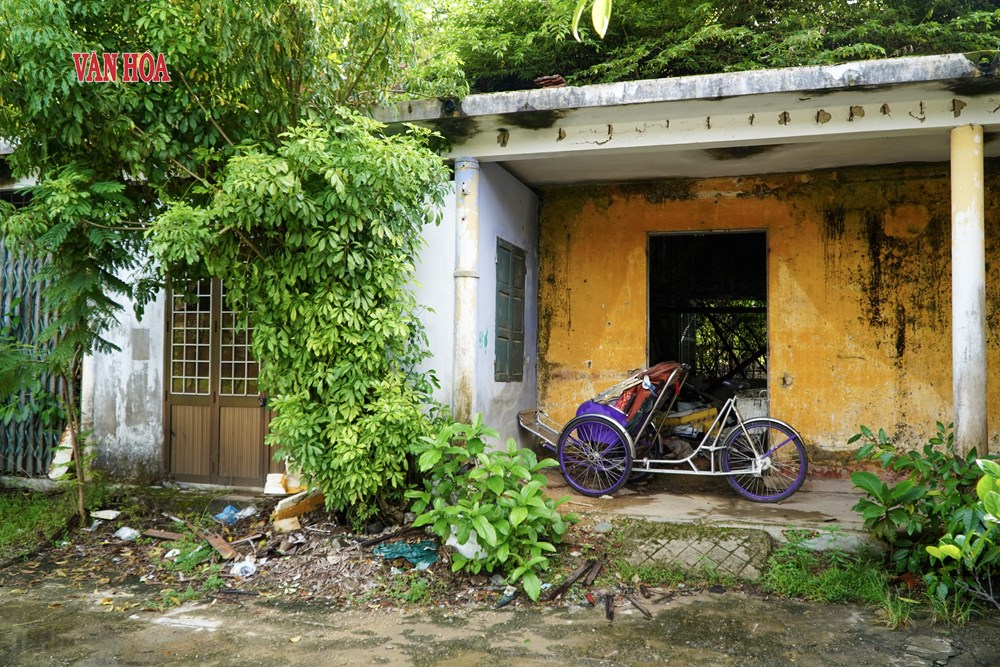 “Sống liều” trong khu nhà sắp đổ nát cạnh di tích Quốc Tử Giám - ảnh 2