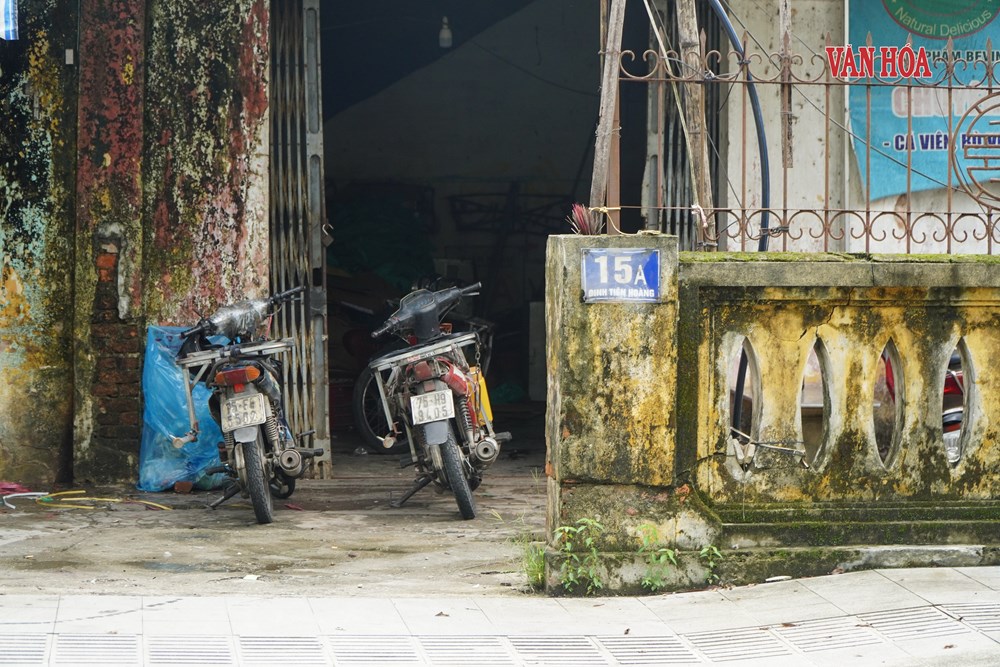 “Sống liều” trong khu nhà sắp đổ nát cạnh di tích Quốc Tử Giám - ảnh 5