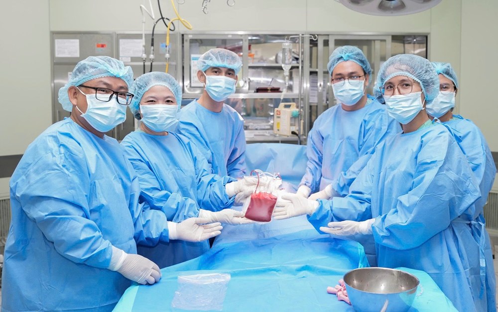Bé gái bị suy tủy xương vô căn được ghép tế bào gốc từ em trai 18 tháng tuổi - ảnh 2