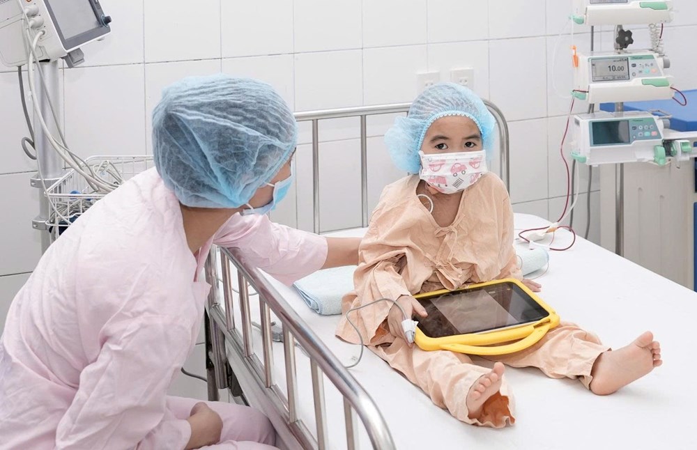 Bé gái bị suy tủy xương vô căn được ghép tế bào gốc từ em trai 18 tháng tuổi - ảnh 1