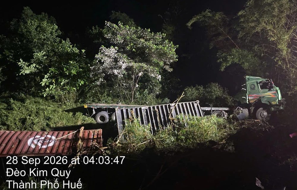 Huế: Xe đầu kéo mất lái lao khỏi đường đèo, tài xế tử vong trong cabin - ảnh 1