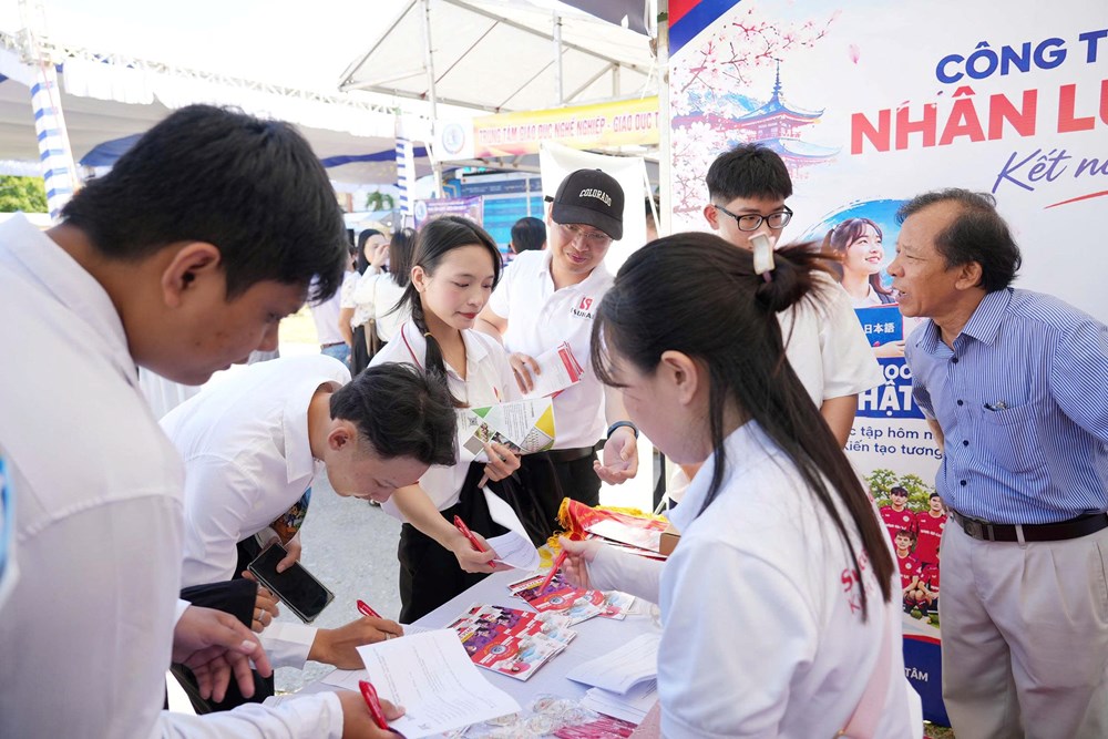 Hơn 12.000 cơ hội việc làm và tuyển sinh cho người lao động tại Huế - ảnh 2
