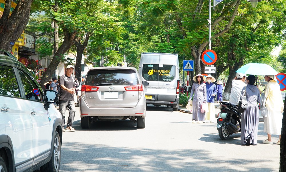 TP. Huế xử lý hơn 16.000 trường hợp vi phạm trật tự đô thị, trật tự công cộng - ảnh 2