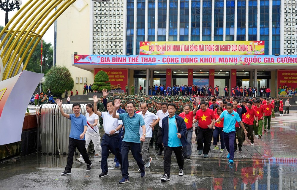 Hơn 800 người dân Huế chạy bộ, đi bộ hưởng ứng phong trào luyện tập thể thao - ảnh 2