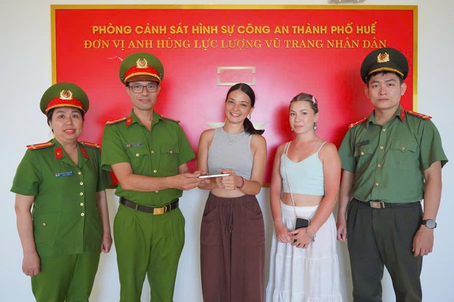 Bắt giữ 2 đối tượng cướp giật iPhone 17 của du khách nước ngoài - ảnh 2