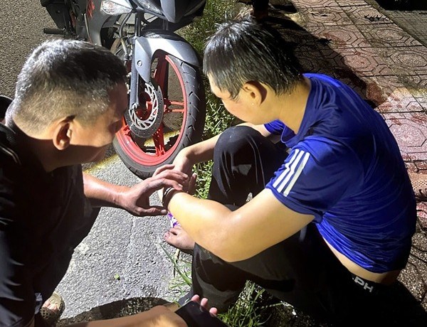 Chiến sĩ công an Huế kịp thời cứu sống thanh niên nhảy cầu lúc nửa đêm - ảnh 1