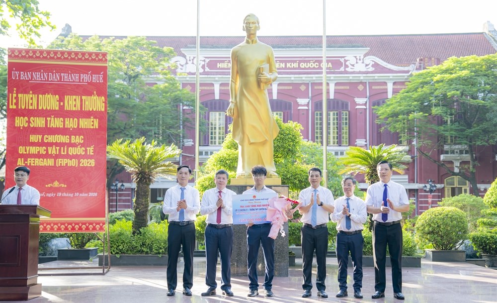 TP. Huế khen thưởng học sinh giành Huy chương Bạc Olympic Vật lý quốc tế - ảnh 1