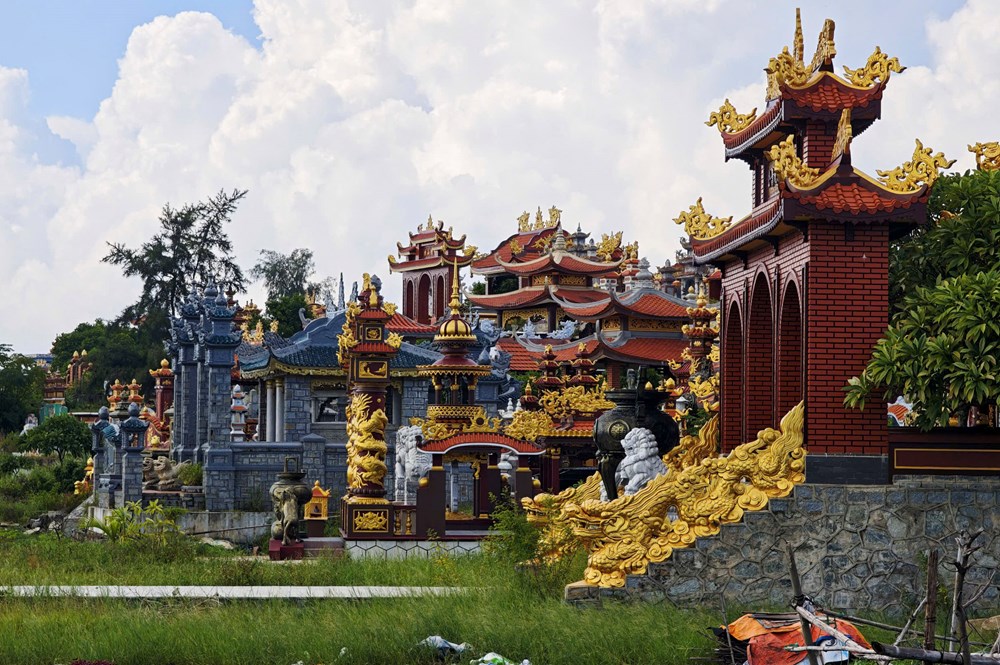 Huế: Phường Thuận An nghiêm cấm chôn cất, xây lăng mộ mới từ sau 31.10 - ảnh 1