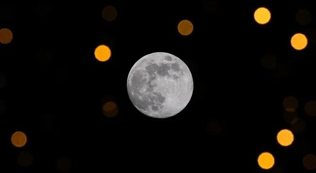 Rạng sáng 5.12, “siêu trăng lạnh” bùng nổ trên bầu trời - ảnh 1