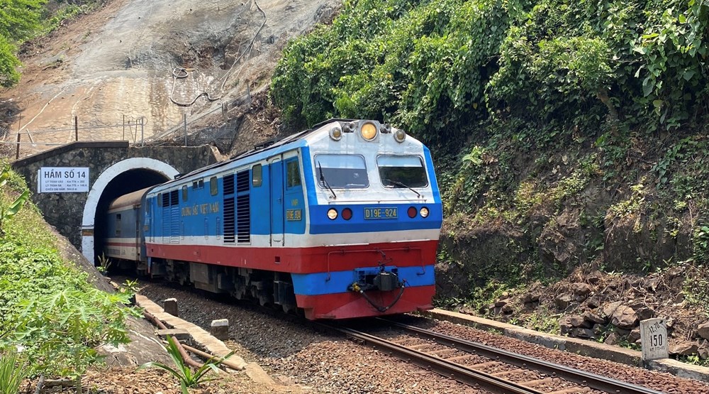 Cơn sốt săn vé tàu xe cho Tết Bính Ngọ 2026 - ảnh 1