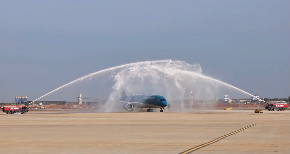 Long Thành đón 3 chuyến bay chở khách đầu tiên - ảnh 1