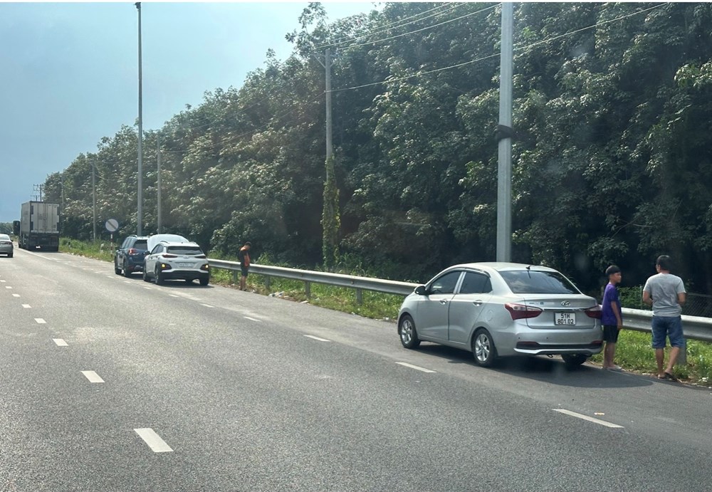 Cẩn trọng với làn khẩn cấp trên cao tốc - ảnh 1