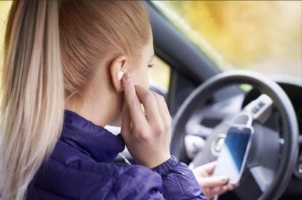 Những sai lầm nghiêm trọng khi vừa lái xe vừa nghe nhạc - ảnh 1