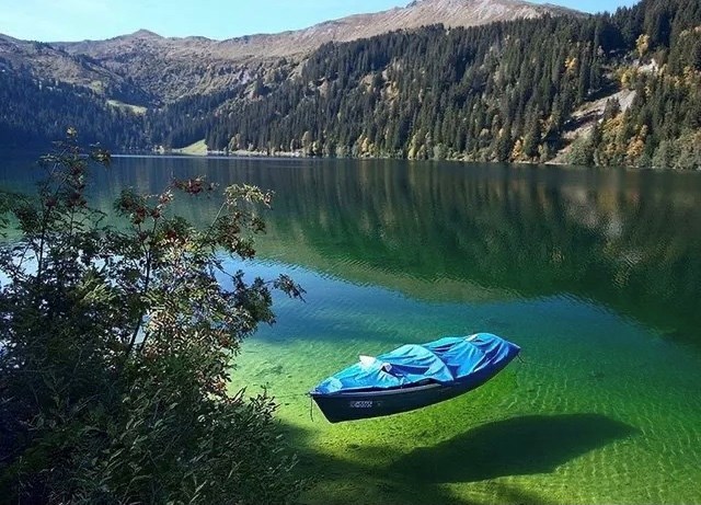 Bí ẩn những vùng nước trong xanh nhất thế giới - ảnh 3