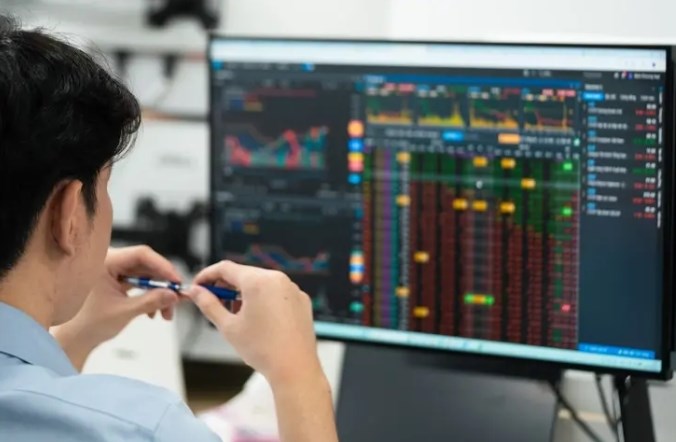 Thị trường chứng khoán tuần mới: Trong nguy có cơ - ảnh 1