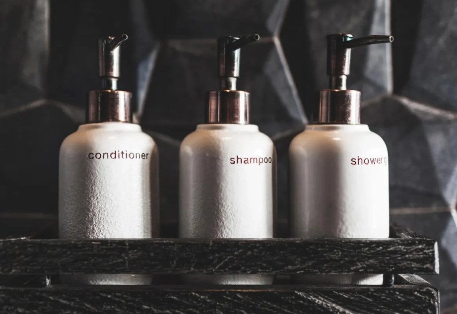 Những nguy cơ tiềm ẩn từ đồ dùng trong khách sạn - ảnh 1