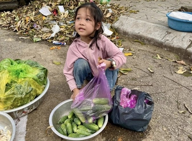 Phép màu 240 triệu dành cho cô bé mồ côi bán rau - ảnh 1