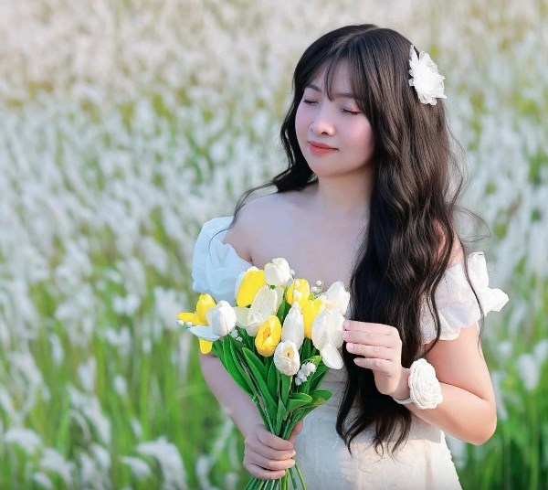 Check-in cánh đồng cỏ lau nở rộ: Điểm chụp “hot” nhất TP.HCM tháng này - ảnh 7