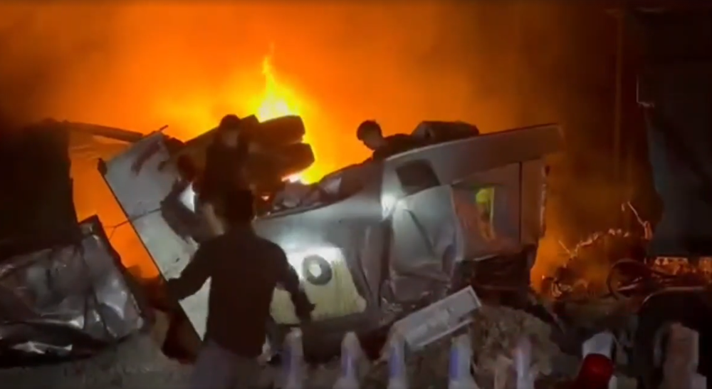 Xe ben và ôtô đầu kéo chở hạt điều bốc cháy dữ dội sau va chạm - ảnh 1