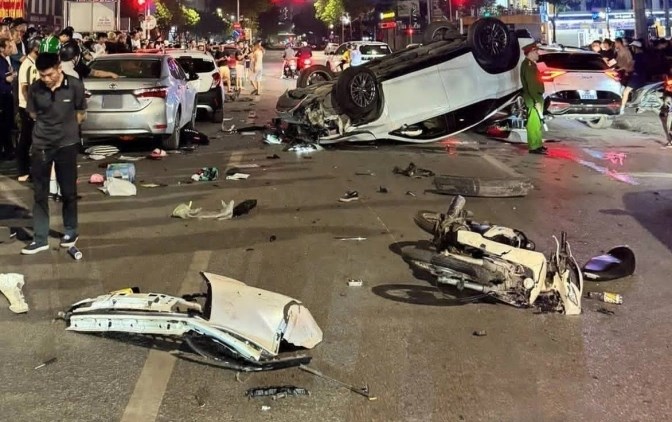 Xe Lexus lao vào dòng xe đang chờ đèn đỏ, hai người thương vong - ảnh 1