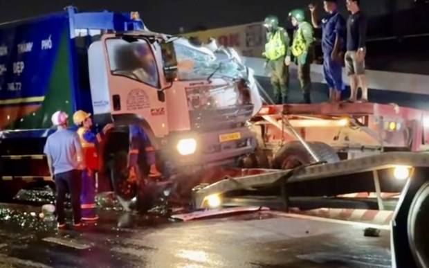 Tấm thép nặng hơn 10 tấn đè cabin, tài xế xe rác tử vong - ảnh 2