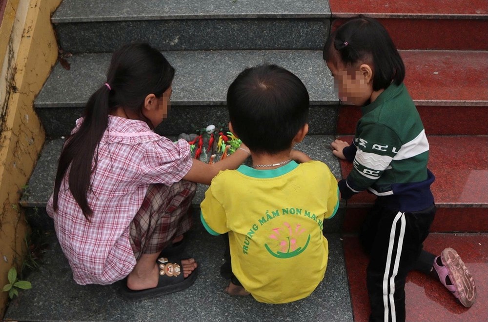 Người bố lĩnh án chung thân, mẹ già 70 tuổi gồng gánh nuôi 3 cháu nhỏ - ảnh 2