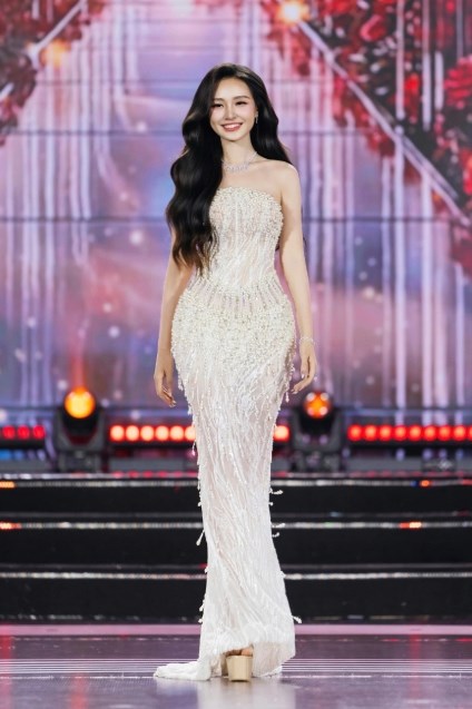 Gương mặt trái xoan và nụ cười má lúm tỏa sáng tại chung khảo - ảnh 2