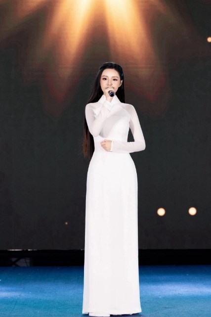 Gương mặt trái xoan và nụ cười má lúm tỏa sáng tại chung khảo - ảnh 6