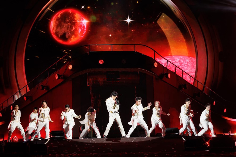 Những thần tượng toả sáng giữa “biển khơi” - ảnh 14