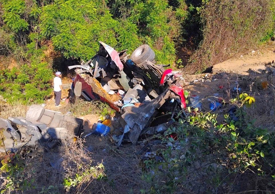 Xe khách lao xuống vực ở Lâm Đồng, 4 người thiệt mạng - ảnh 1