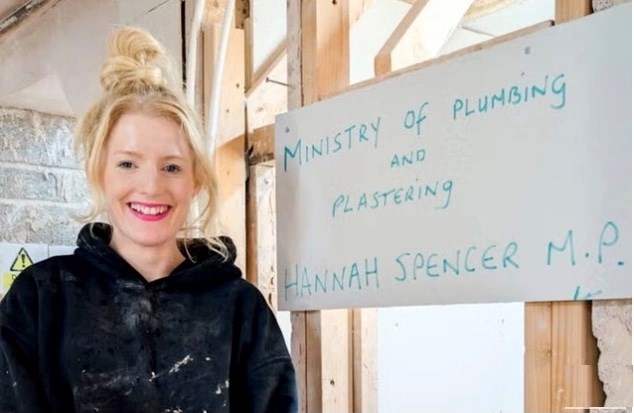 Sợ AI soán việc, giới trẻ đổ xô đi học nghề thủ công - ảnh 1