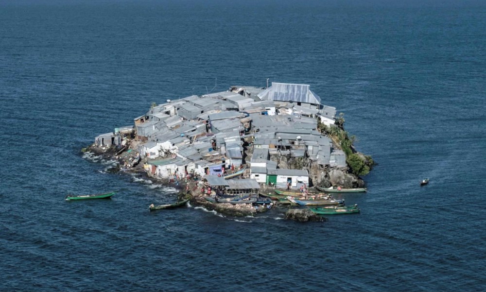 Ghé thăm hòn đảo chỉ rộng bằng nửa sân bóng, nuôi sống 1.800 người dân - ảnh 1