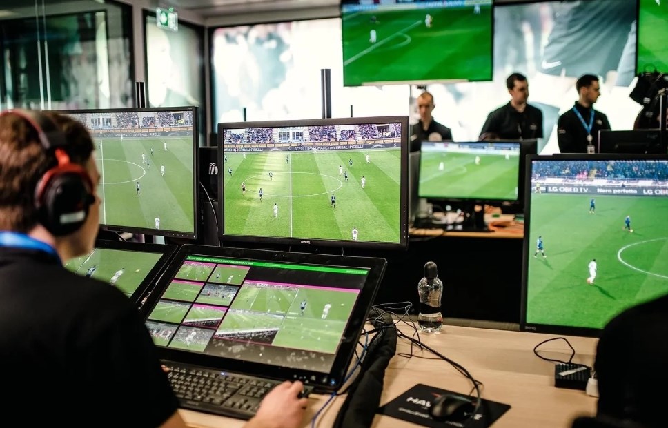 Vì sao trọng tài “ngại” VAR? 6 góc khuất nghề nghiệp - ảnh 2