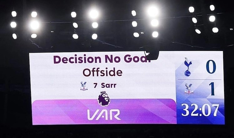 Vì sao trọng tài “ngại” VAR? 6 góc khuất nghề nghiệp - ảnh 3