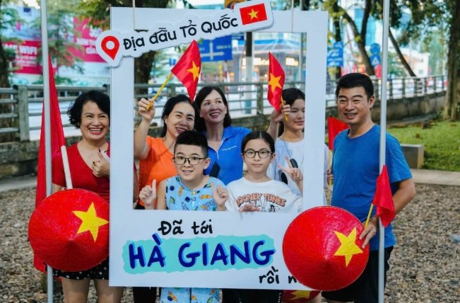 Check-in khắp nẻo đường đất nước: Cờ hoa rực rỡ từ Bắc vào Nam - ảnh 1