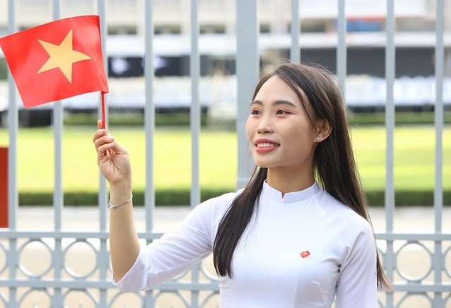 Check-in khắp nẻo đường đất nước: Cờ hoa rực rỡ từ Bắc vào Nam - ảnh 16