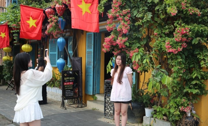 Check-in khắp nẻo đường đất nước: Cờ hoa rực rỡ từ Bắc vào Nam - ảnh 8