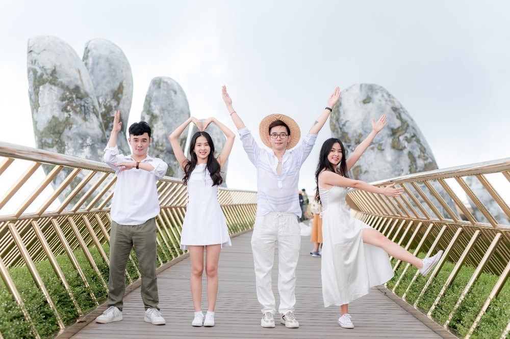 Check-in khắp nẻo đường đất nước: Cờ hoa rực rỡ từ Bắc vào Nam - ảnh 9